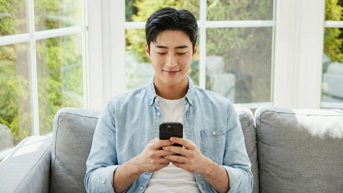 안내 화면에 적힌 표기를 위에서부터 읽어 내려가는 모습